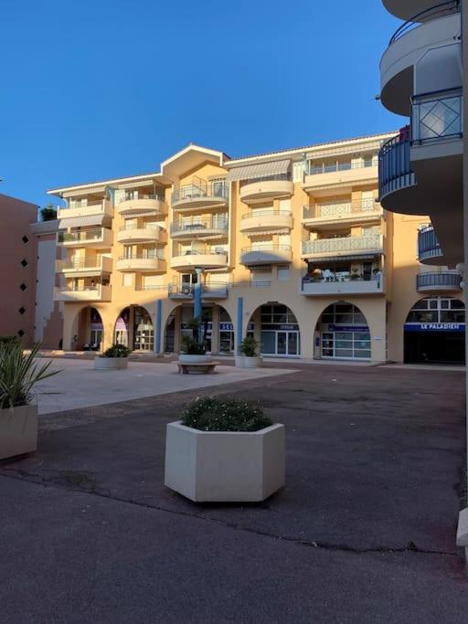 PORT-FREJUS, appartement 2 pièces, terrasse, climatisation Esterno foto